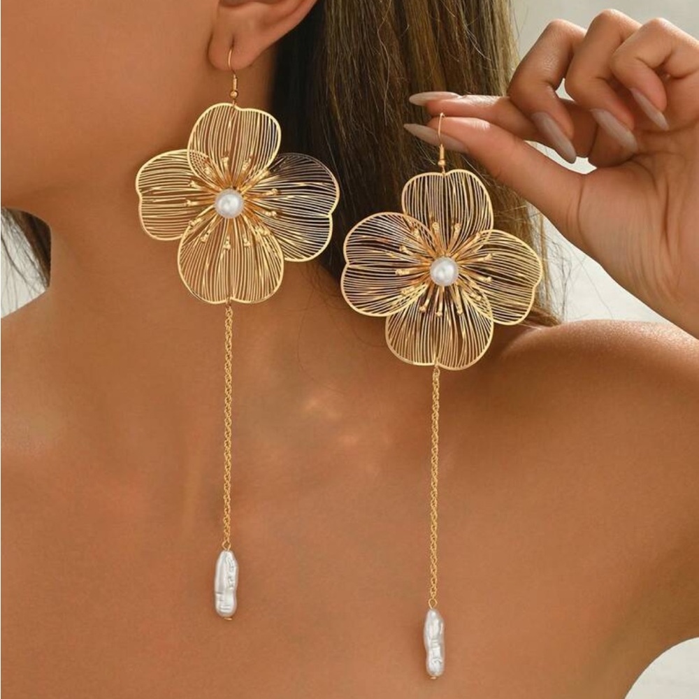 Gold Floral Oversized Tassel Earrings NEW 🏷️